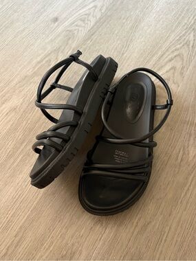 Roxy Strappy Black Flat Sandals